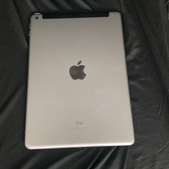 Black and gray IPad - Picture 2 of 3